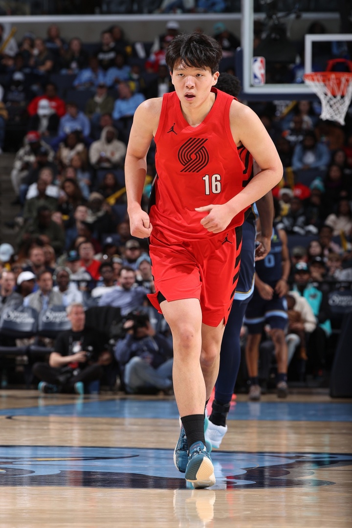 亟需调整~杨瀚森开季13场比赛三分16投仅1中 今天三分2中0