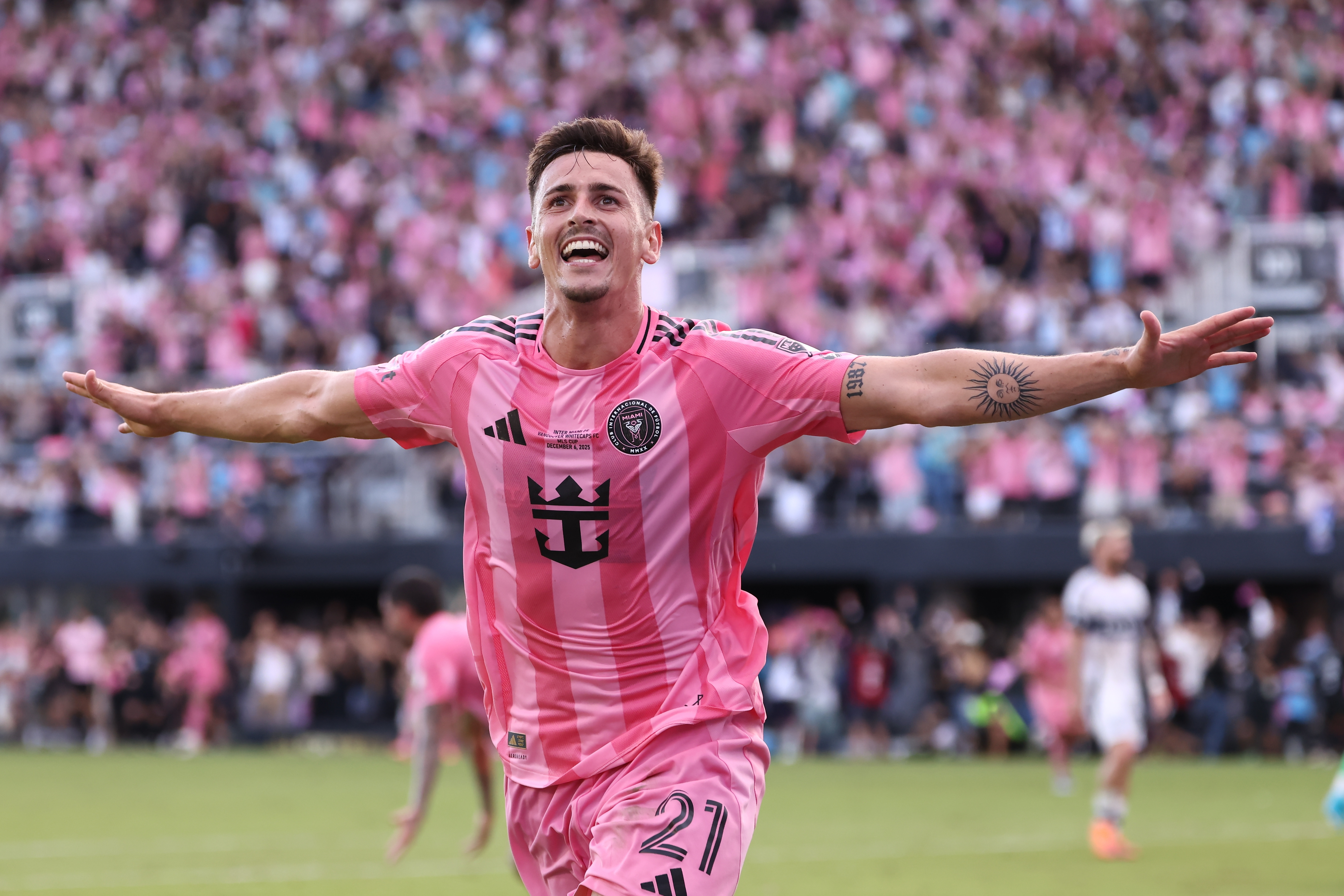 mk体育-记者:阿连德在国外办签证没参加训练,可能错过首场季前赛